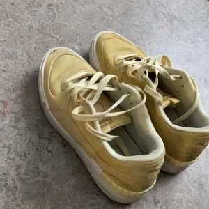 Sneakers puma  - Gula sneakers från puma. Använt en säsong. 