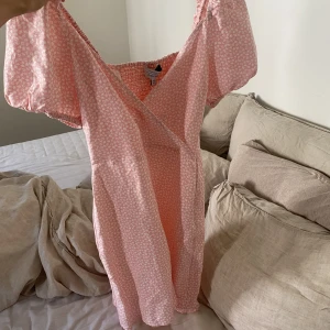 Helt ny klänning & Other stories - Helt ny klänning säljes pga flytt, perfekt till sommaren eller midsommar 😍 lappar kvar, storlek XS/S💕 nypris 590kr