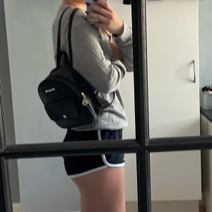 Väska  - Liten väska, använt väldigt lite så inte fel. Fin. Inga märken