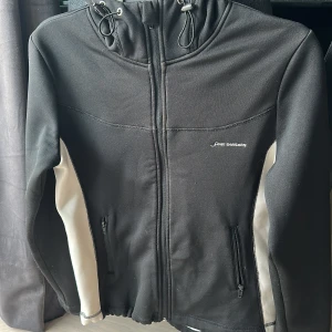 Jacka  - Svart jacka, strl 36/38. I bra skick!  Säljer för 170kr 