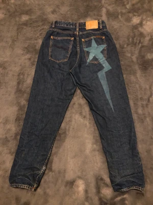Byxor med sjärna på - Nudie jeans med sjärna på  28l 28w 9/10 skick