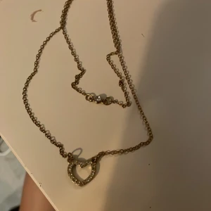 Halsband - Ett fint guldigt halsband med layers!