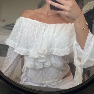 Vit blus - Superfin vit blus i storlek S, bra skick. Säljer då jag har en till liknande💞 Skriv privat för fler frågor/bilder.
