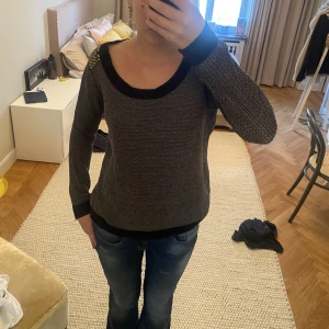 Tröja - Cool tröja med nitar på axlarna, köpt på secondhand på Gotland 
