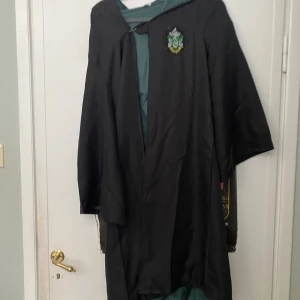 Harry Potter kostym  - Slytherin mantel från harry Potter i bra skick!