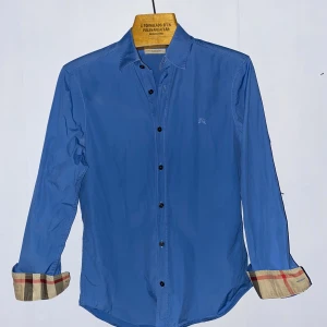 Burberry Skjorta  - Tja, säljer nu min blåa burberry skjorta, eftersom den inte passar längre. Skjortan är i väldigt bra skick (9/10) och är i storlek S. Priset går att diskutera vid en snabb affär //bara att höra av sig vid fråga eller funderingar.