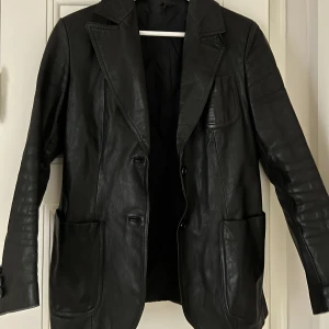 Skinnjacka - Säljer denna supersnygga vintage skinnjacka/kavajen. Den perfekta fitten på en skinnjacka!! Jag är 1.66 lång och bär normalt storlek S.