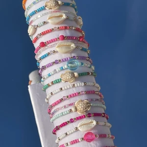 Armband - Fina och somriga armband med justerbar storlek🌺💖🐚 Instagram: Stockholmbeads