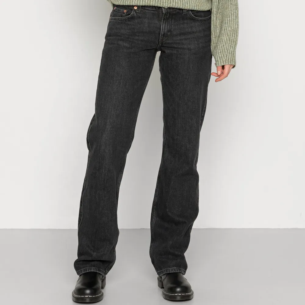 Säljer ett par lågmidjade jeans från weekday i modellen arrow low, de är helt slutsålda och anvönda 2-3 gånger, alltså toppenskick💖 färgen tar black💖Säljer för att de är för små. Jeans & Byxor.