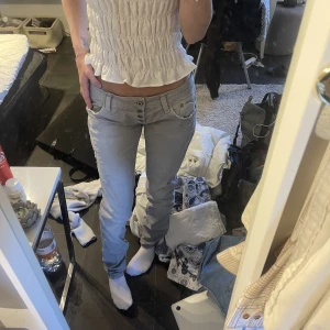 Lågmidjade jeans - Skit snygga Lågmidjade jeans från please. Fint skick men alldeles för stora på mig som vanligtvis har 2XS. 350kr.
