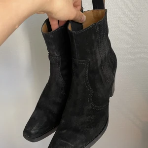 GANNI boots - GANNI western boots i mocka. Sparsamt använda så är i fint skick, det enda jag kan anmärka på är mindre ”skav” i mockan (synligt på bild) men skulle inte säga att det är någon som synd särskilt mycket.   