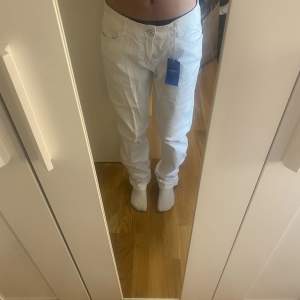 Jättefina vita jeans från märket VILA  Kolla min profil för se mer jeans❤️