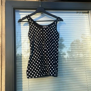 Prickigt linne  - Passar även storlek xs.   Pris kan diskuteras vid snabb affär 