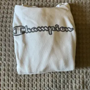 Vit Champion hoodie, använd få gånger.  Jättefint skick! Storlek small  Finns i Vallentuna.  Köpare står för frakt!