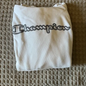 Champion hoodie - Vit Champion hoodie, använd få gånger.  Jättefint skick! Storlek small  Finns i Vallentuna.  Köpare står för frakt!