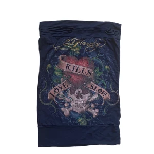 ed hardy tub topp - snygg tub topp från ed hardy. diamanter har lossnat och trycket sprucket, skick enligt bild 3. Köparen står för frakt. 💓Använd gärna ”köp nu”