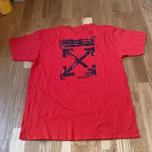Röd offwhite (fejk) t-shirt, oanvänd i bra skick. Svart tryck på ryggen, blank på framsidan.