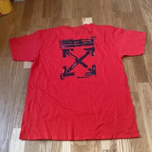 T-shirt  - Röd offwhite (fejk) t-shirt, oanvänd i bra skick. Svart tryck på ryggen, blank på framsidan.