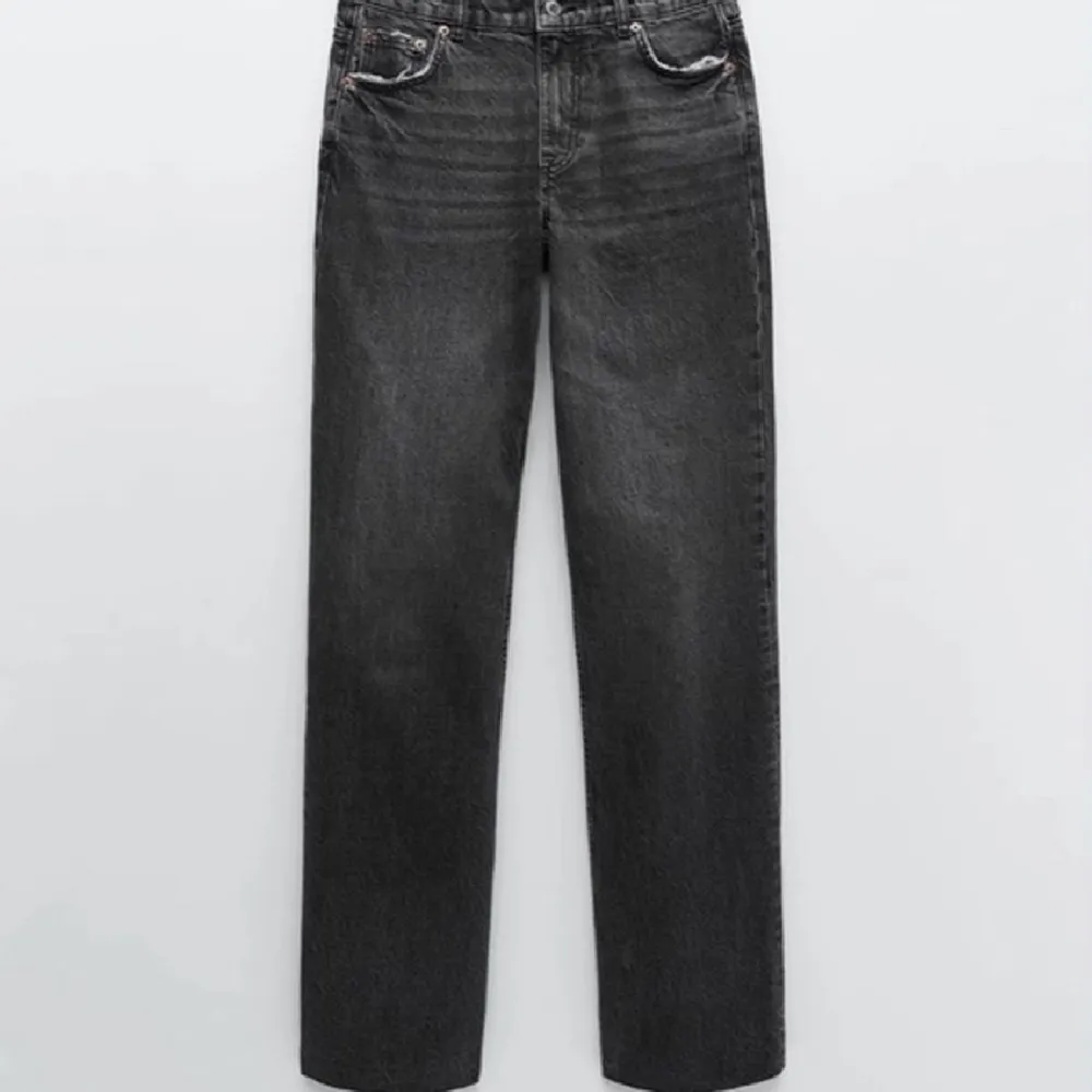 Mid rise straight jeans. Säljer dessa slutsålda jeans från zara. Bra skick men säljer för dom inte kommer till användning. Passar perfekt till dig som är runt 1,60. . Jeans & Byxor.