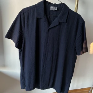 ASOS - Kortärmad skjorta i bäckebölja - Mörkblå skjorta i bäckebölja  Fint skick Storlek M