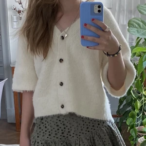 & Other Stories kofta - Jätte snygg och populär v-ringad kortärmad kofta från & Other stories som nu är slutsåld! Beige vit färg. Köpte från hemsidan för någon vecka sedan men var för stor. Nypris: 790 kr💘