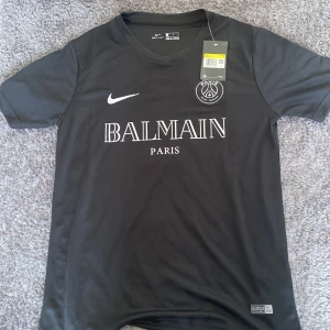 Balmain x psg t shirt  - Säljer denna balmain collaben med psg, helt ny med prislapp stl s 