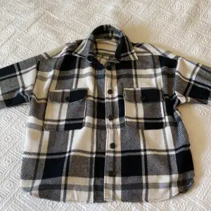 Säljer en vit/ svart / grå rutig  skjortjacka i nyskick aldrig använd. Från Gina tricot i storlek S. Nypris ca 500 kr.  ( frakt ingår ej) (Säljs inte längre i butik)
