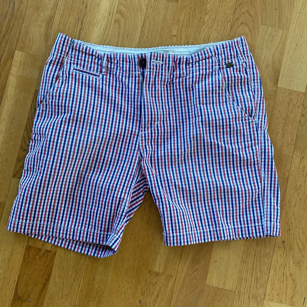 Shorts från Scotch & Soda i storlek 32. Rutigt mönster i blått, rött och vitt. . Shorts.