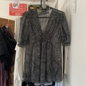 Söt blus - Söt sommarblus i storlek S som tyvärr inte kommer till användning längre 🫶🏼använd gärna köp nu