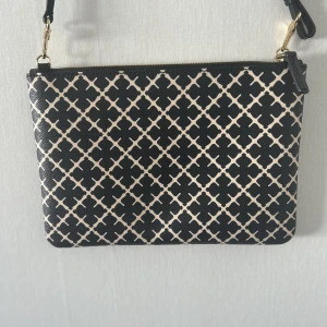 Marlene Birger axelremsväska - Säljer nu denna superfina Marlene Birger axelremsväska, nyskick. säljer pågrund av att den inte kommer till användning. Köpt för 1100kr Säljer nu för 600kr  (pris kan diskuteras)