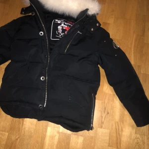 Moose knuckles jacka - Jag vill få bort jackan nu innan sommaren. Ja den är äkta, kvitto finns. Skriv till mig för mer info 