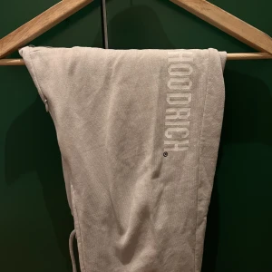 Hoodrich byxor  - Svarta byxor (L) och vita byxor (M) Från Hoodrich. 300kr styck.