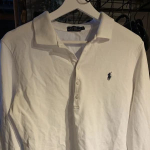 Ralph Laurent piké  - Säljer min skitsnygga piké som är storlek xl men passar s-m. Den är i storlek M och har Inge synliga fel. 