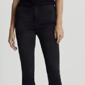 Två par Molly jeans från Gina Tricot i svart och beige för 150kr eller ett par för 100. Högmidjade, tighta. Dom är som nya men har inte används på ett tag (därav skrynkliga)💗 Pris kan diskuteras