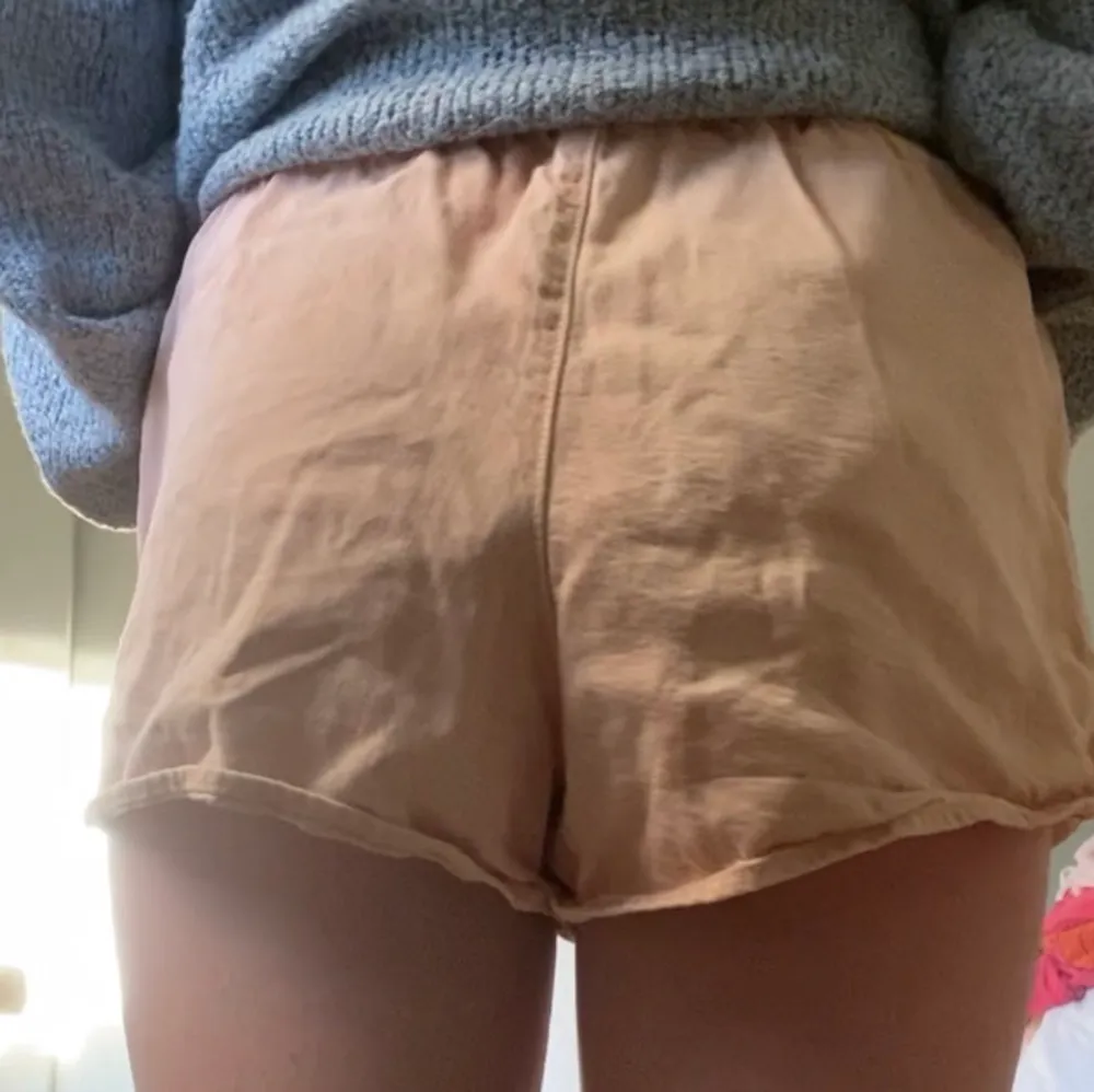 Ett par orange rosa shorts som jag inte använder längre.. Shorts.