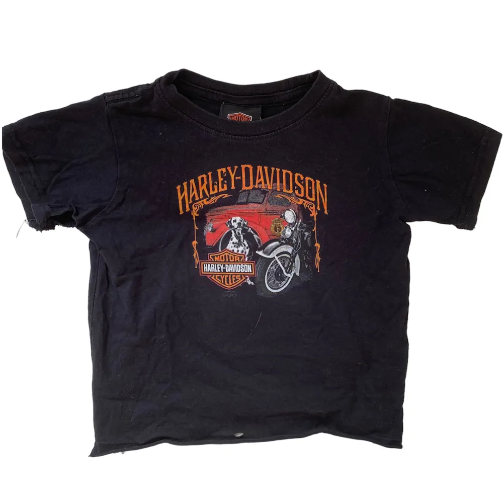 Najs baby tee från Harley Davidson🕷️🕷️🌹💋 slits under armholarna. T-shirts.