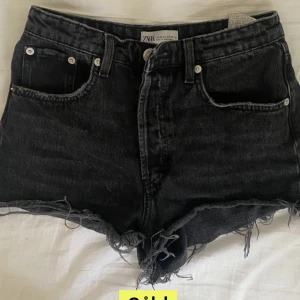 Jeansshorts💞 - Svarta zara jeansshorts🖤 bra skick på de!! Använder endast köp nu, skriv för funderingar.💞💞