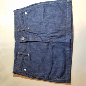 Kort jeanskjol  - Jättesnygg wrangler vintage jeanskjol :))! Säljer då den är för stor på mig 😭😭. Ganska stretchig material. Skriv för måtten :) 