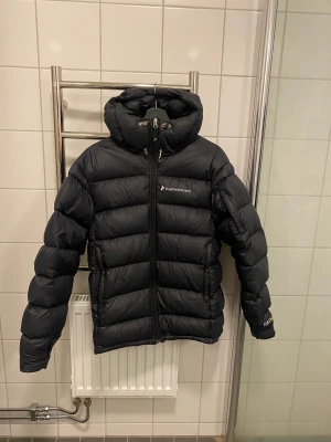 Peak performance jacka  - Säljer denna jacka från peak performance, dragkedjan är klyddigt, men annars inga defekter. Strl s