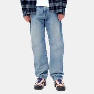 Carhartt Pontiac pant - Jeans från carhartt, i storlek 30/32 men avklippta till 30/30 ungefär :)! I jättebra skick, inga defekt! Nypris ca 1100 kr. Den e för stor på mig och därför säljer jag. Första bilden är samma modell men olika färg. 