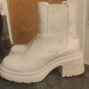 Skor  - Använt en gång , skit fina!!