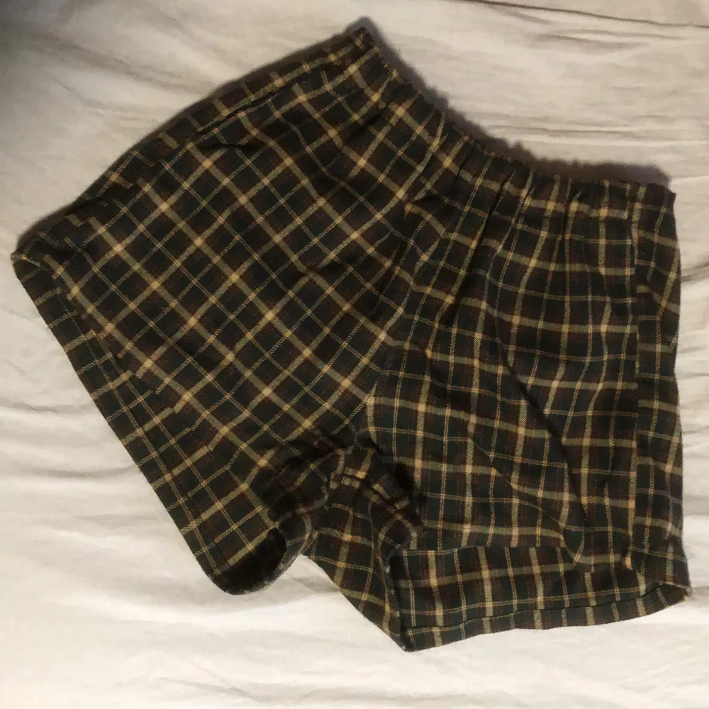 Mjukis shorts köpta på Brandy Melville i London. Töjbar resor i midjan men kan bli tajt på Större medium/L. Dom är korta, har fickor och är i ganska tjockt material.. Shorts.