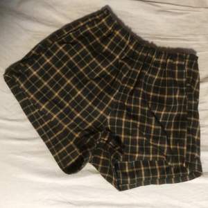 Mjukis shorts köpta på Brandy Melville i London. Töjbar resor i midjan men kan bli tajt på Större medium/L. Dom är korta, har fickor och är i ganska tjockt material.