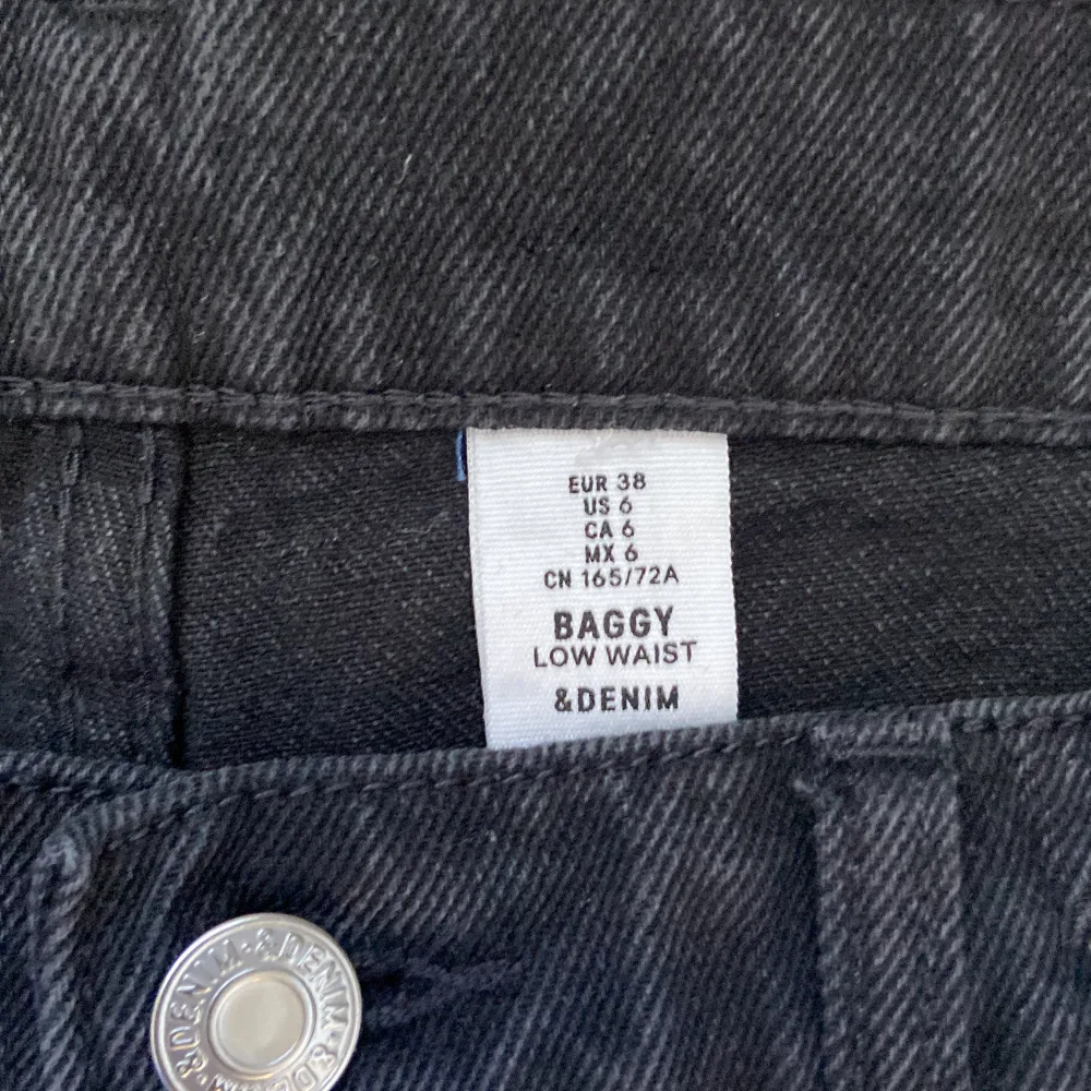 Säljer dessa jeans. Aldrig använd dem. Orginalpris: 299kr Fråga gärna om ni undrar något!. Jeans & Byxor.
