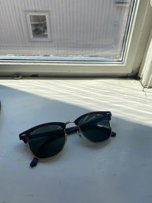 Solglasögon Rayban - Raybans Clubmaster i fint skick. Nypris 1075 kr.