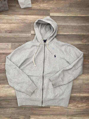 Raphl luren tröja - Snygg raphl Lauren tröja, storlek M, inte använd mycket. Tröjan är i väldigt bra skick. Nypris ligger på 1600kr. Säljer för 900kr