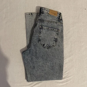 Gina tricot - Endast använda en gång. Gina Tricots mom jeans i storlek 34.