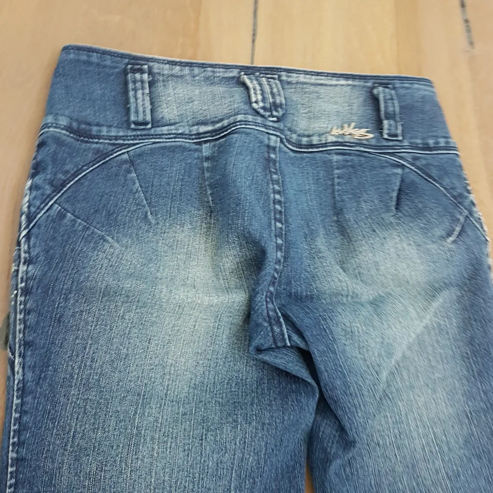 Jättefina jeans med fina detaljer . Jeans & Byxor.