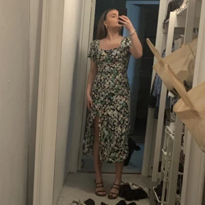 Somrig klänning - Somrig klänning från hm i nyskick! Använd en gång! Otroligt fin och väldigt skön. Perfekt till sommaren💘