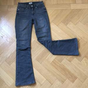 Säljer min gråa only jeans som inte kommer till användning❤️ jätte snygga passar till det mesta. Dom är i bra skick 💫jag är 1,56cm lång och dom passar perfekt
